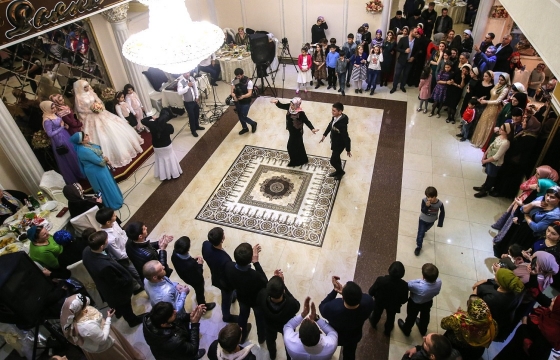 Десятки человек госпитализировали с чеченской свадьбы в Австрии. Видео