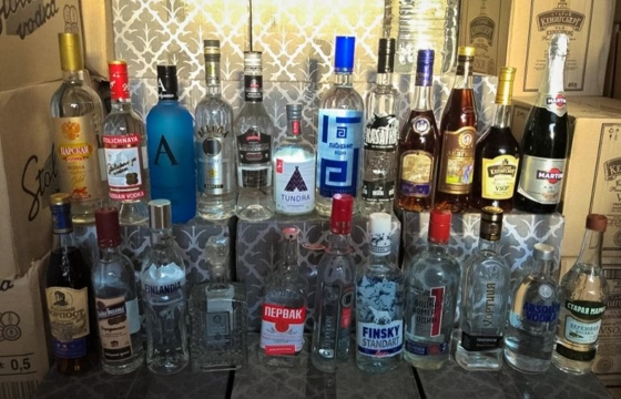 Пять складов, где продавали подпольный алкоголь, обнаружили в Минводах. Видео