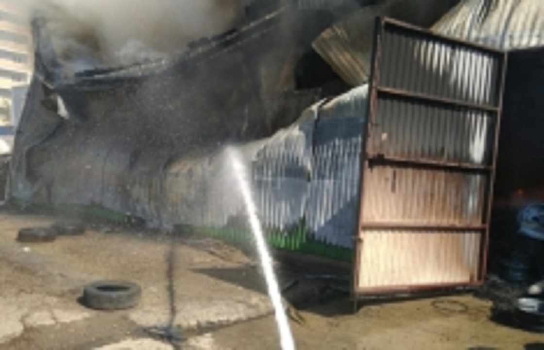 Около 50 пожарных тушат крупное возгорание на складе в Краснодаре