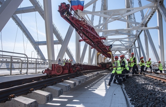 Смычка: на Крымском мосту завершили укладку рельсов