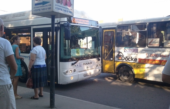 Неизвестные обстреляли автобус в час пик в Симферополе – медиа