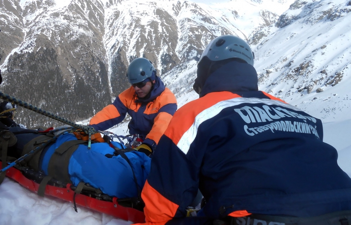 Погибших альпинистов спускают с горы в Кабардино-Балкарии
