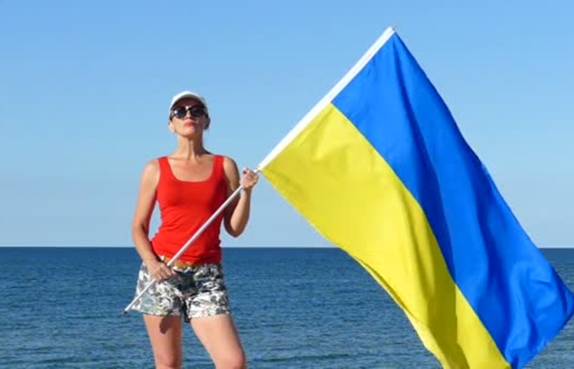 СМИ: Ялтинские полицейские отпустили украинку с флагом, кричащую «Крым наш»