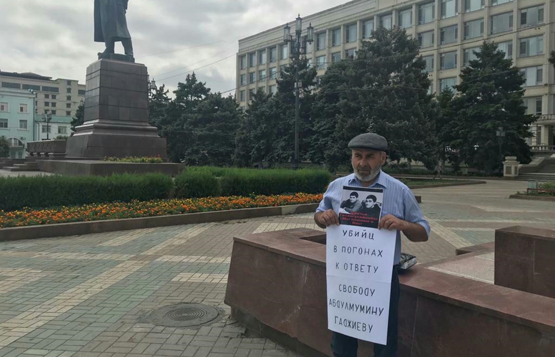 Отец убитых братьев Гасангусейновых вышел на пикет в поддержку Гаджиева