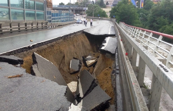 Провал на дороге глубиной 5 метров образовался в Сочи после залповых дождей