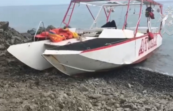 Затонувший в Черном море катер, на котором погибли два человека, подняли со дна. Видео