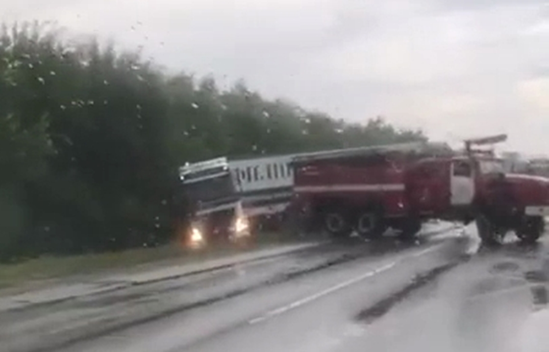 По дороге в Крым грузовик Киркорова опрокинулся в кювет. Видео