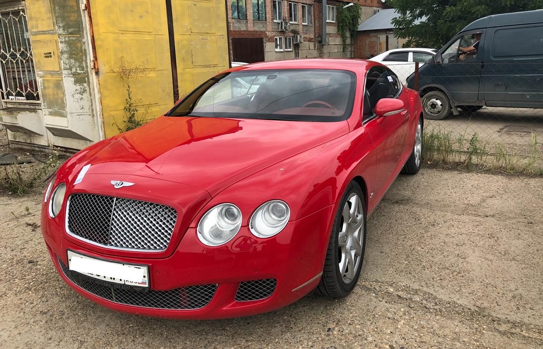 Судебные приставы арестовали Bentley у скандальной Кати-Бэнтли в Краснодаре