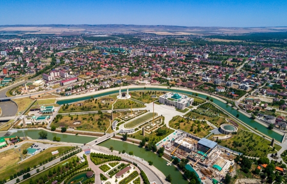 Мечеть, садик и река: новосибирец показал резиденцию Кадырова с высоты птичьего полета