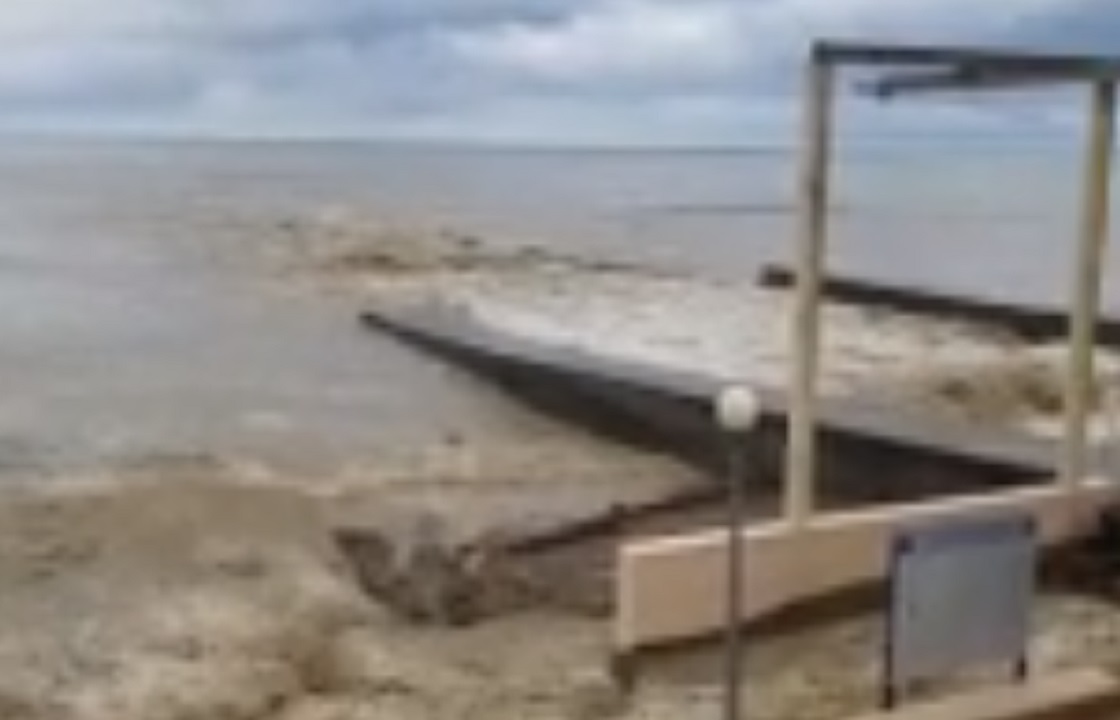 Ливень в Сочи смыл пляж «Спутник». Видео