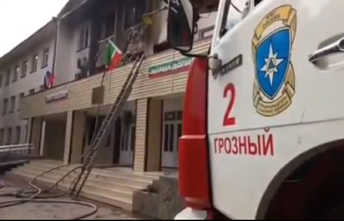 МЧС за полчаса справилось с пожаром в школе Грозного. Видео