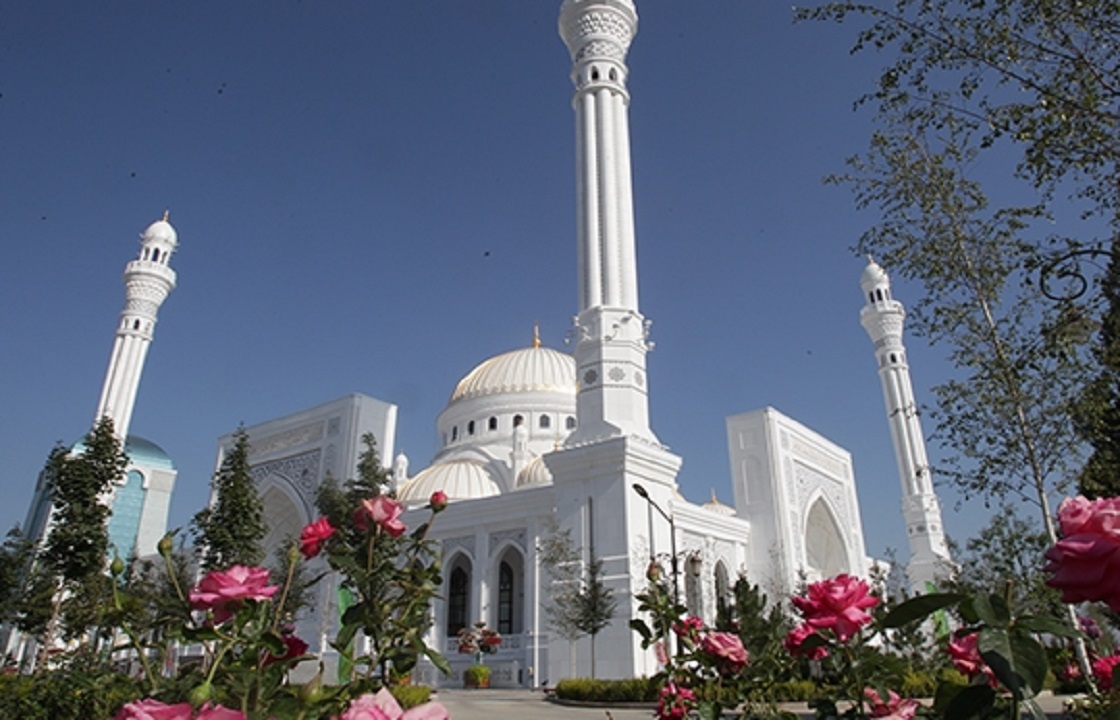 Делегации 40 стран прибыли в Чечню на открытие самой большой мечети в Европе
