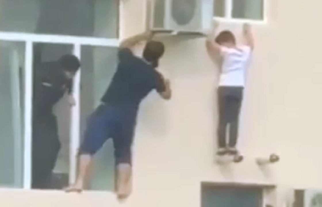 Полицейский в Чечне спас мальчика, висевшего на окне – видео