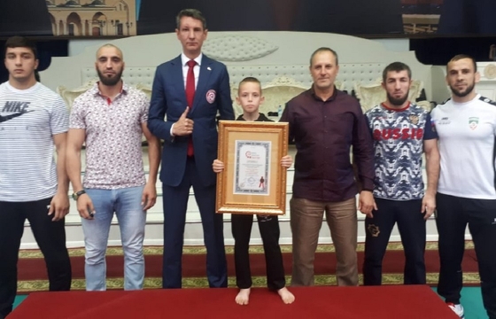 Новый мировой рекорд по отжиманиям посвятили Кадырову. Видео