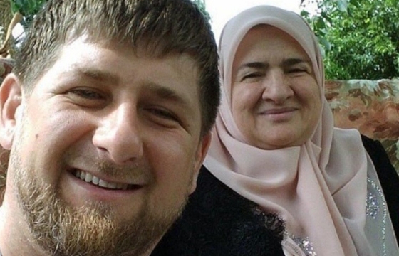 Рамзан Кадыров поздравил маму с днем рождения. Видео
