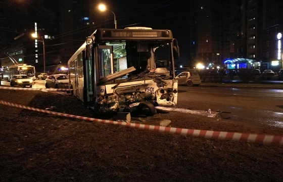 В упавшем в обрыв в Новороссийске автобусе находились 45 человек