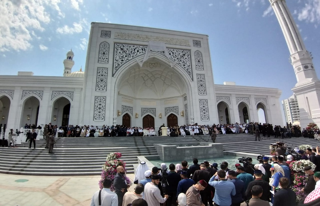 Путин назвал великолепной открытую в Шали мечеть