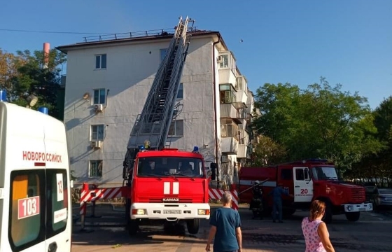 Пожарные Новороссийска спасли маломобильных граждан из дома с горящей крышей
