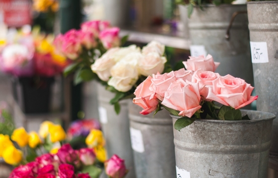 Парни из Астрахани слили бензин и украли розы, чтобы подарить их матерям