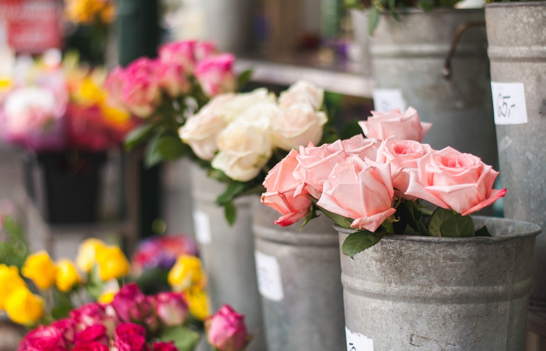 Парни из Астрахани слили бензин и украли розы, чтобы подарить их матерям