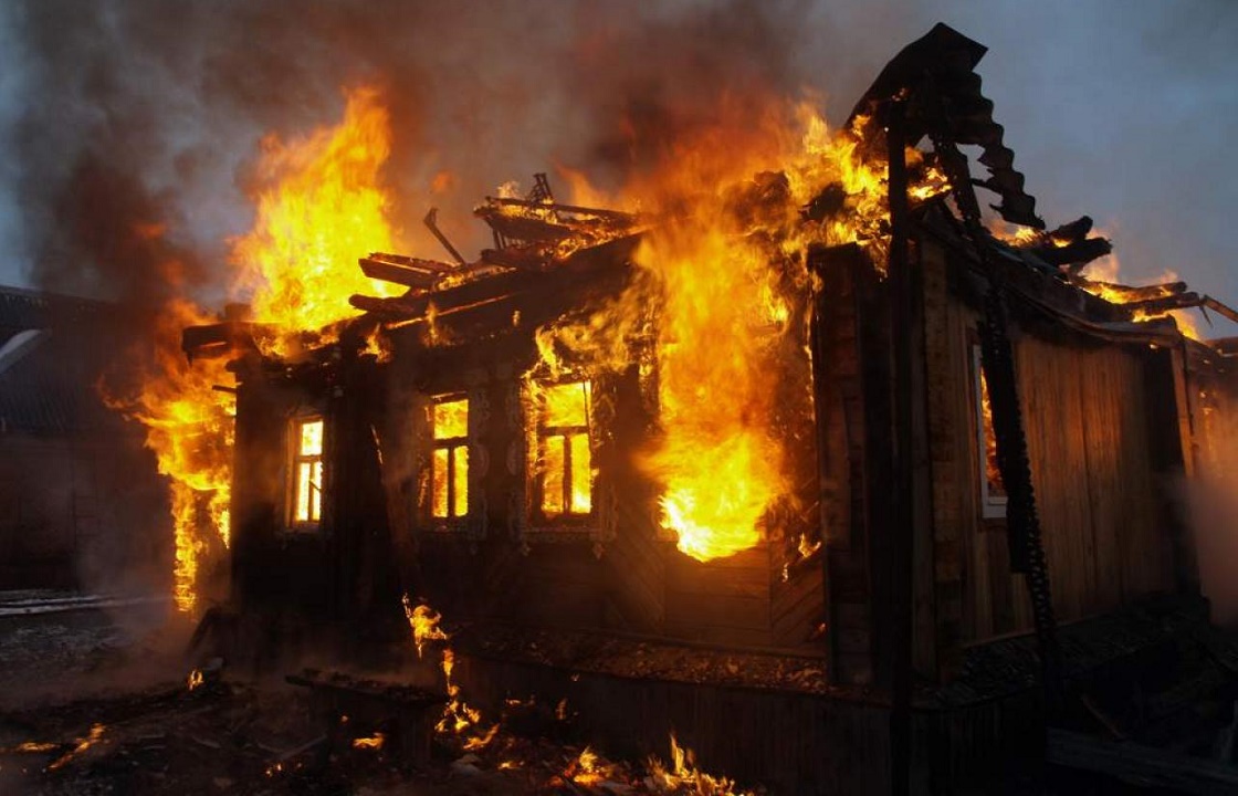 Трое заживо сгорели в Астраханской области