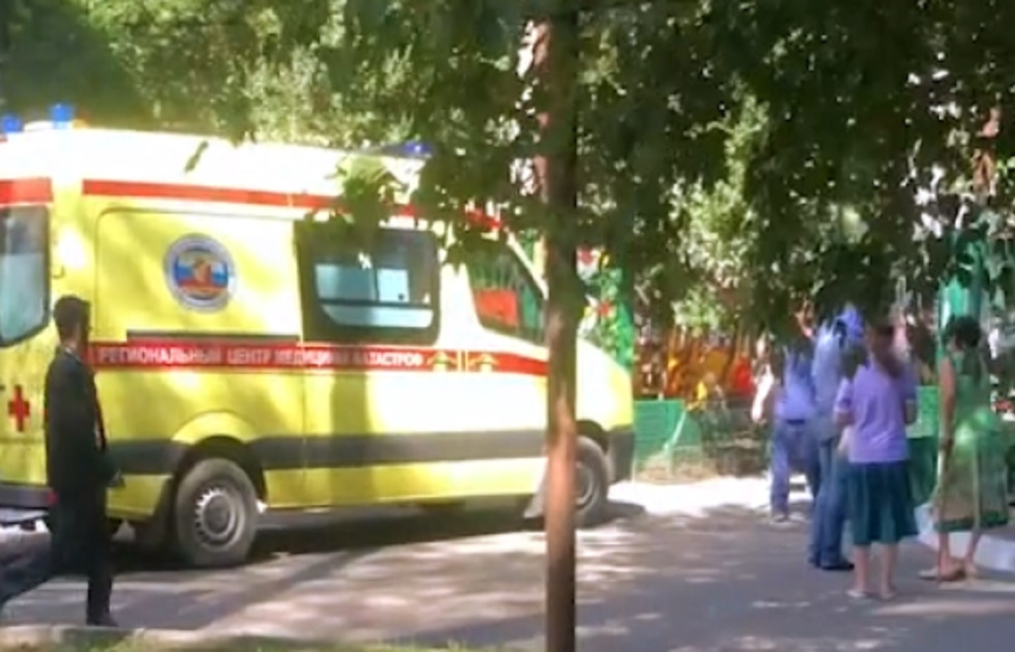 Сильный ветер стал причиной падения дерева на детей в Краснодаре. Видео