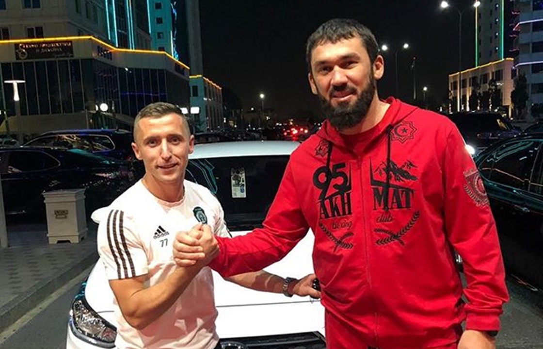 От Mercedes к Hyundai: фонд Кадырова подарил игроку клуба «Ахмат» иномарку за гол