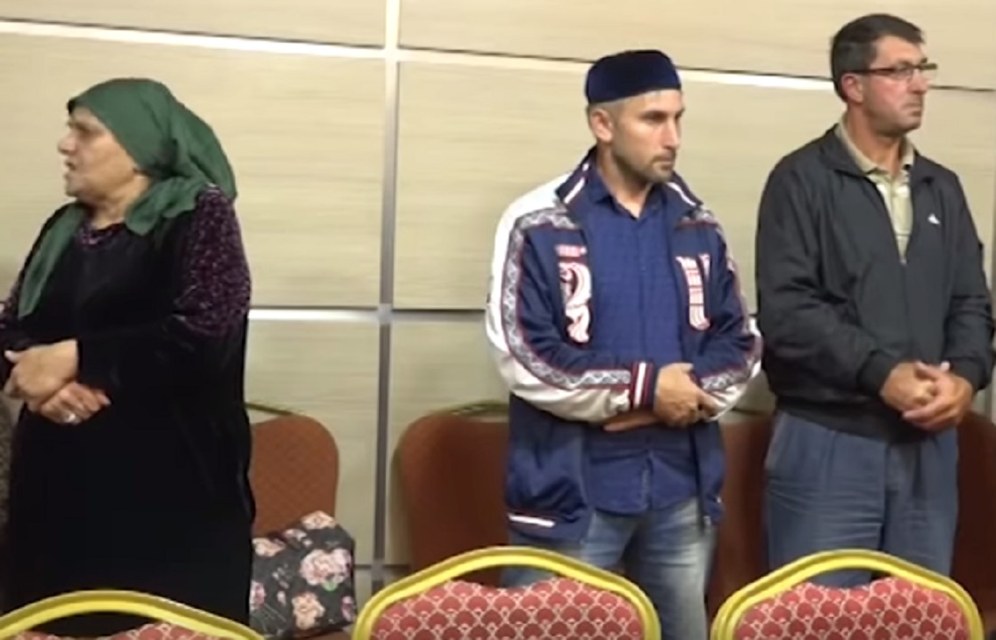 Попросивших у Кадырова помощи чеченок заставили публично извиниться. Видео