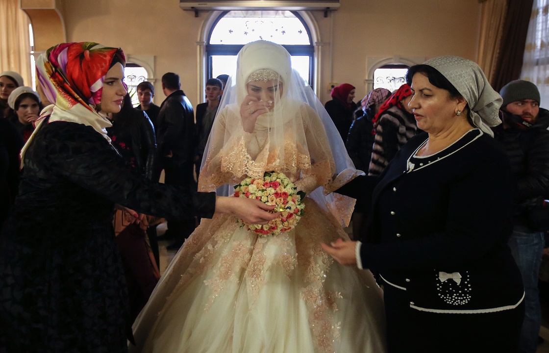 Жених из Чечни извинился за присутствие на свадьбе с невестой