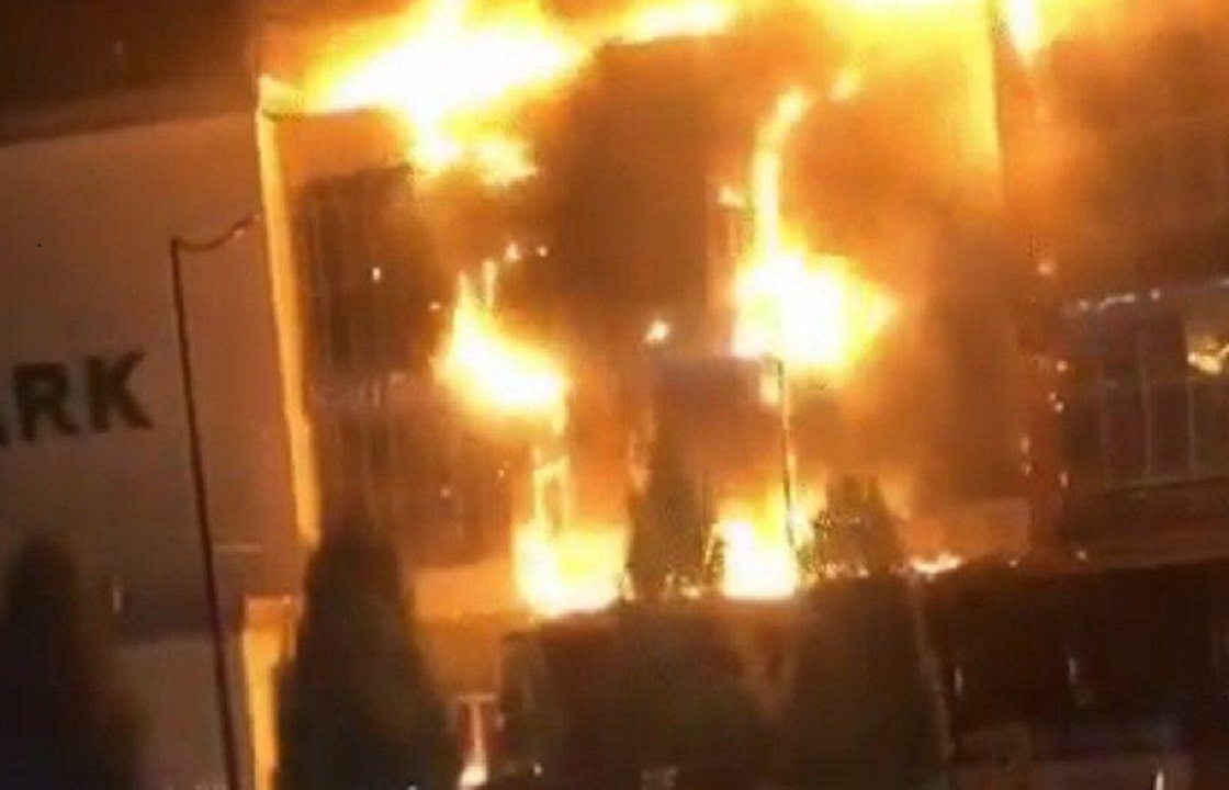 Рискуя жизнями, пожарные спасли контактный зоопарк в центре Грозного. Видео