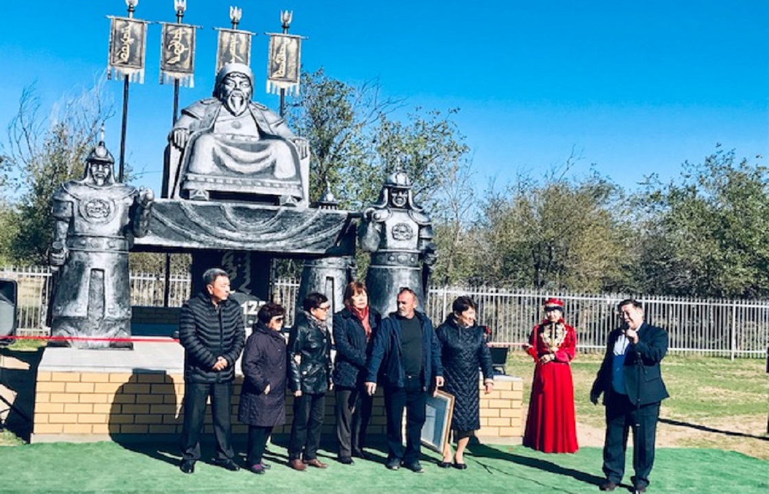Первый в России памятник основателю Золотой Орды открыт в Калмыкии. Фото