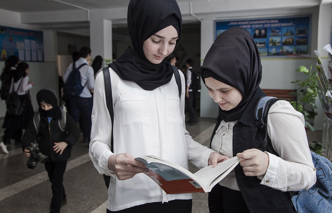 В мэрии Махачкалы считают недопустимым переписывание школьниц в хиджабах
