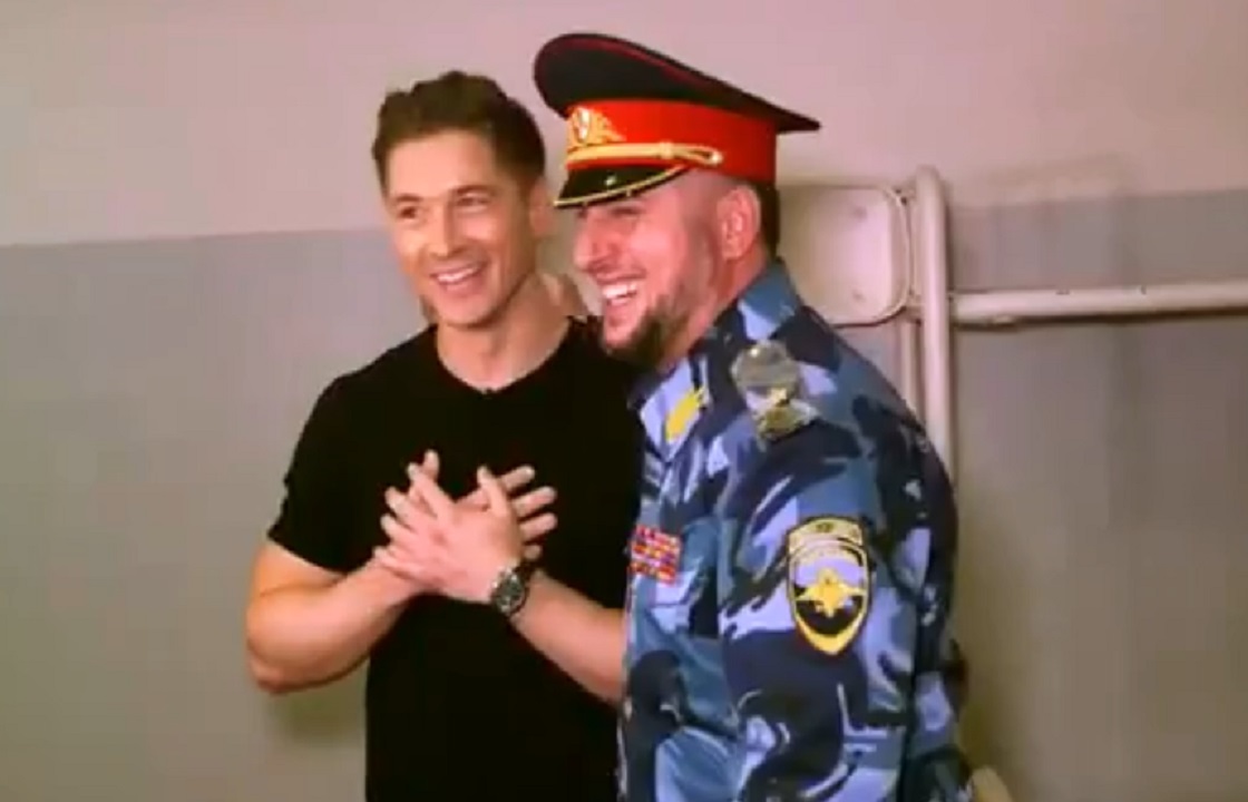 Апти Алаудинов обнял журналиста-гея из США после его признания. Видео