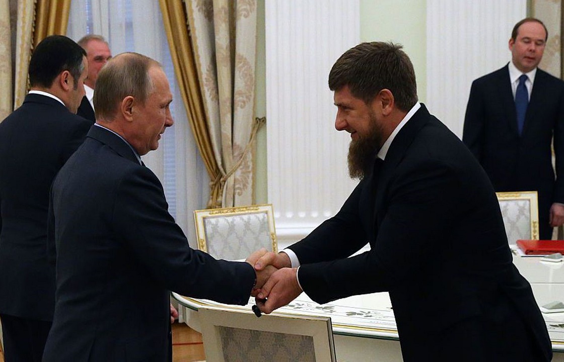 Чеченка читает стих про царя и спасителя Путина. Видео