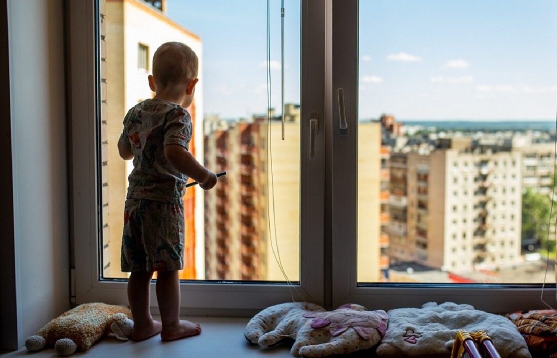 Малышка из Чечни выжила после падения с пятого этажа