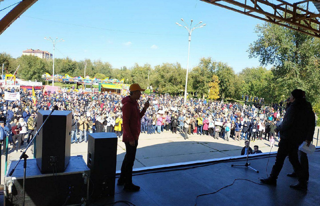 «Политический карлик» Хасиков и «человек Суркова» Трапезников. Против кого вышла вся Элиста?