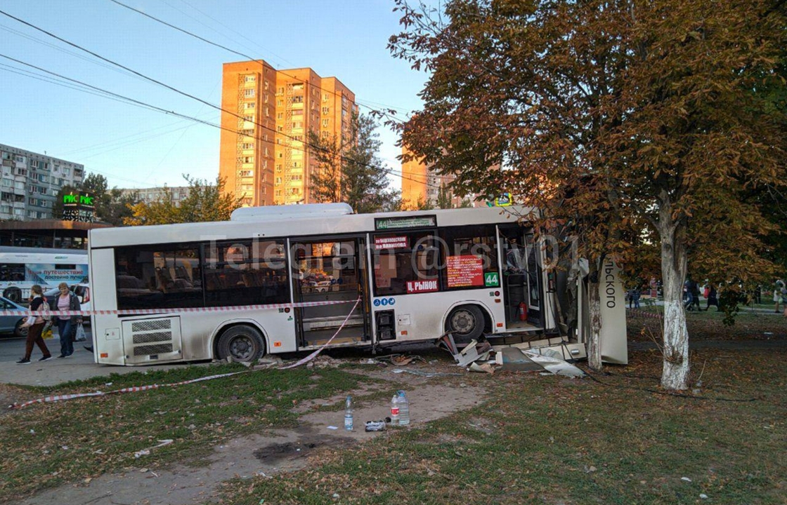 Водитель автобуса, врезавшийся в остановку в Ростове, скрылся после аварии. Фото