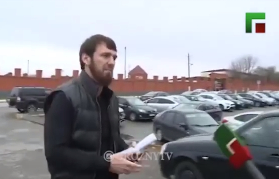 Избивавший людей двоюродный брат Кадырова явился на допрос в СКР. Видео