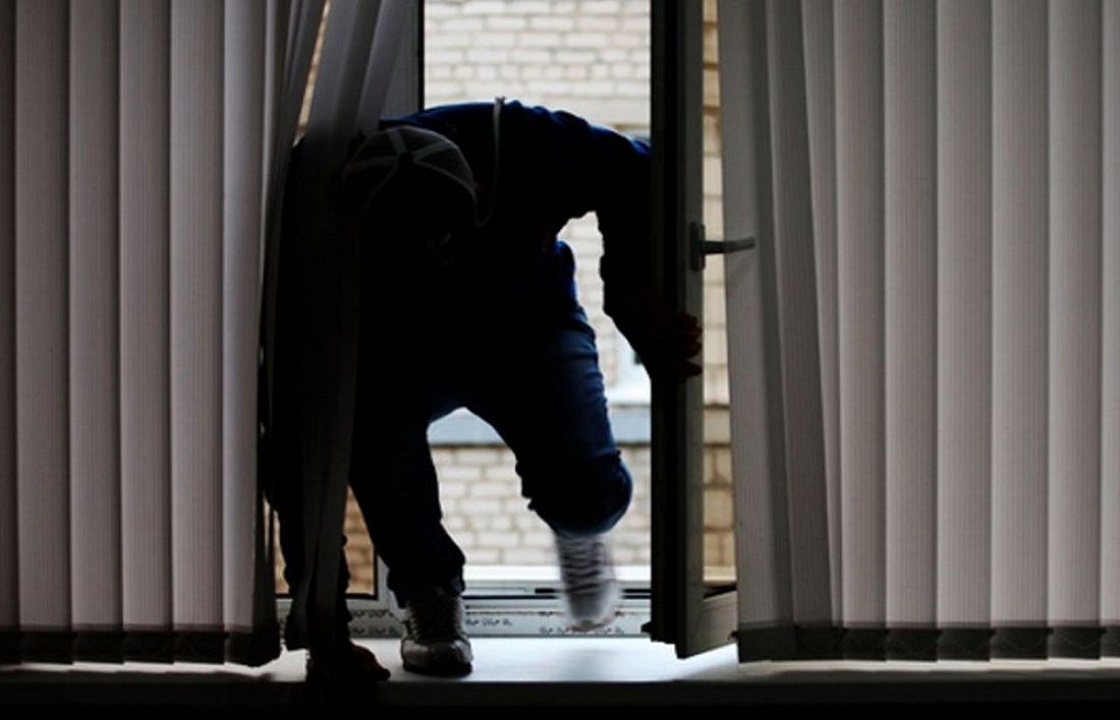 Наркоман из Крыма залез в окно женщины, которую уже ограбил