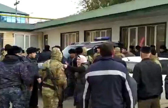 Недовольные холодными батареями дагестанцы «штурмуют» офис Газпрома в Хасавюрте