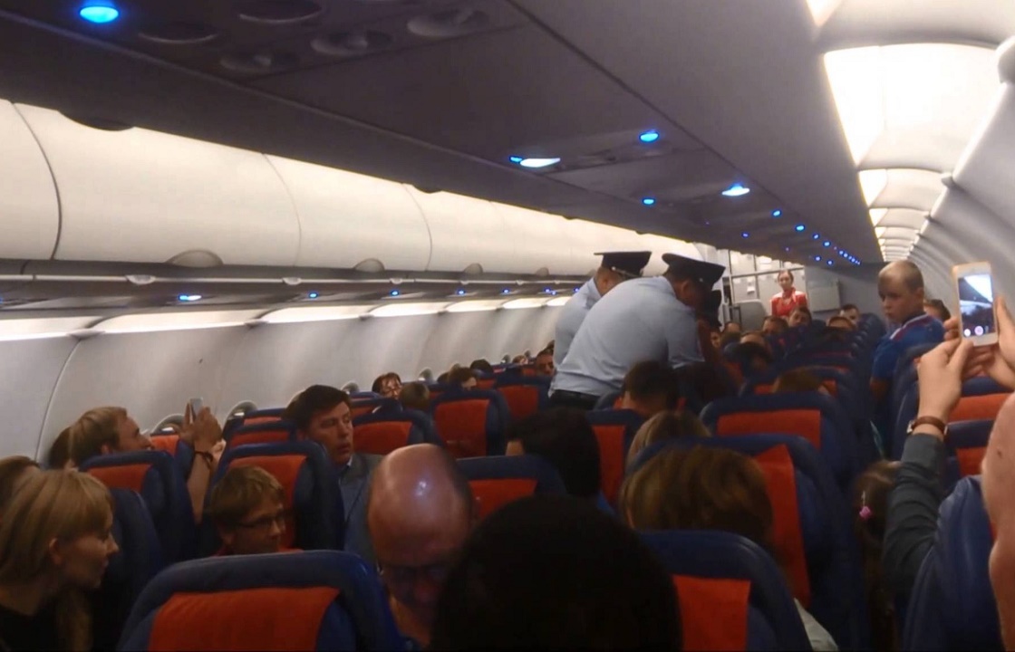 Вынудившего посадить самолет в Краснодаре авиадебошира направят в психбольницу