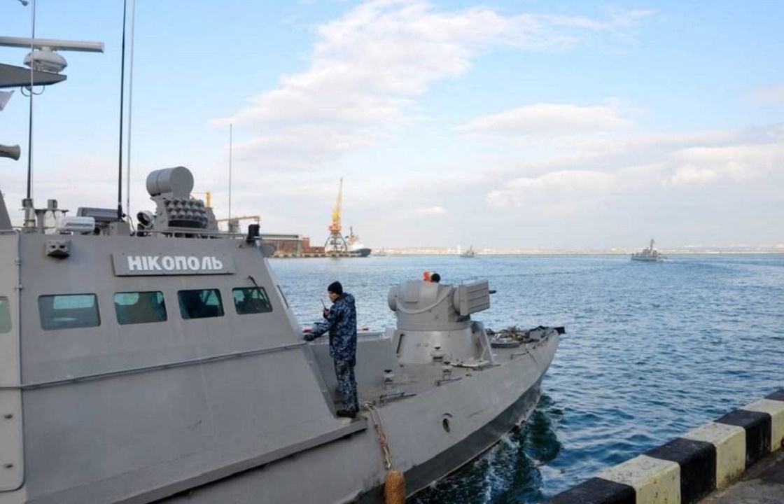 Захваченные год назад корабли ВМС Украины вновь прошли под Крымским мостом. Видео