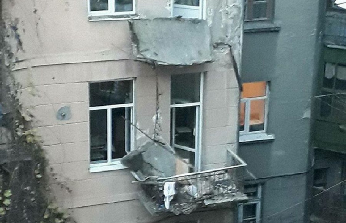 Балкон с двумя мужчинами упал в Астрахани