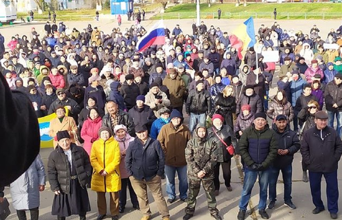 В Элисте прошел митинг против экс-главы ДНР Трапезникова