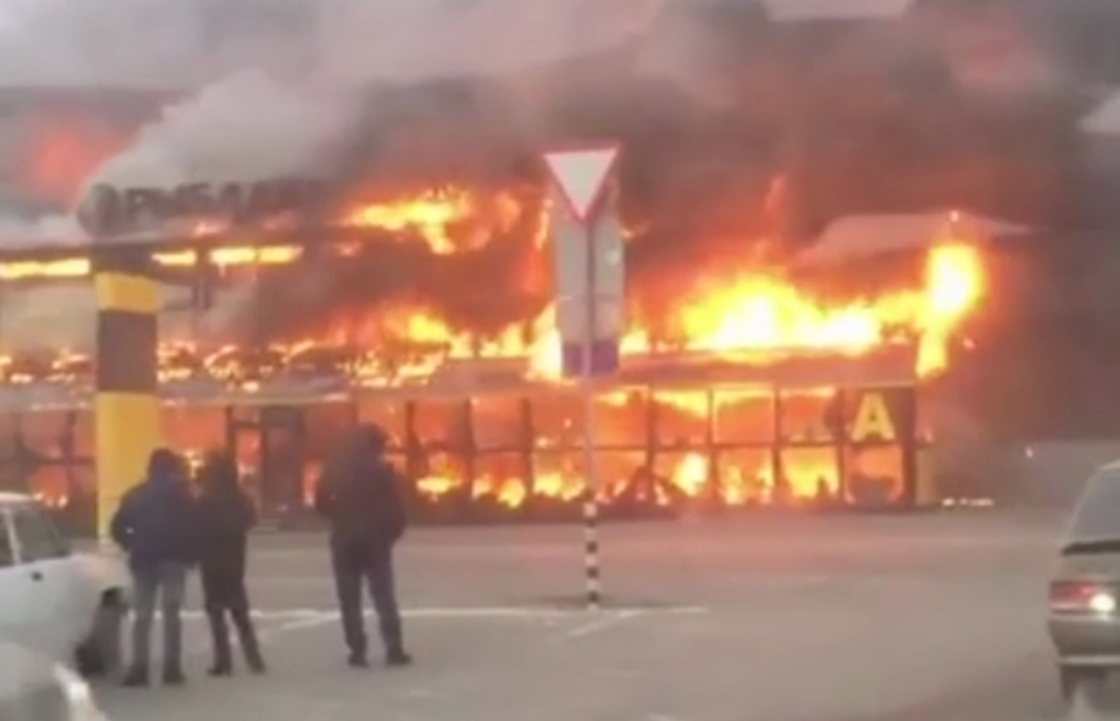 В Ростове локализовали пожар в торговом павильоне. Видео