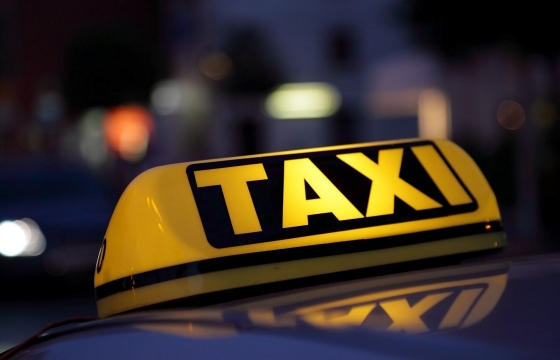 Пассажир из Шахт убежал с телефоном таксиста