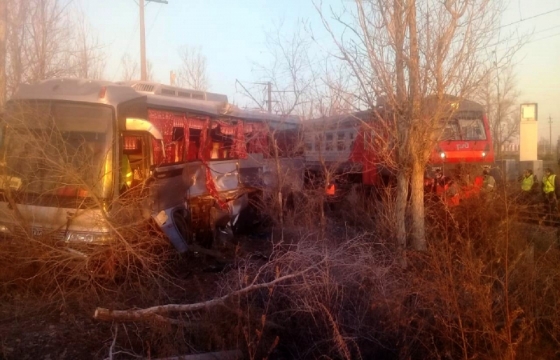 14 пассажиров автобуса пострадали в ДТП с электричкой под Астраханью. Фото