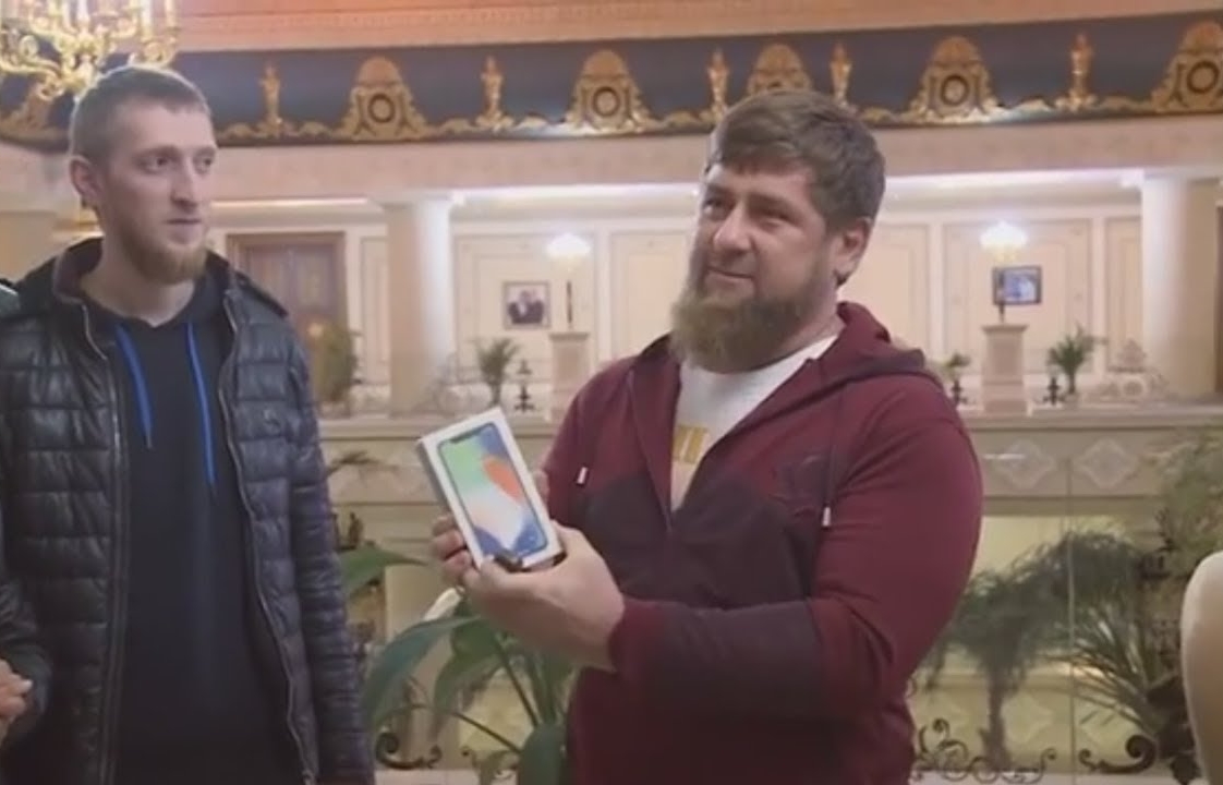 За угаданное название фрукта Кадыров подарил подписчице iPhone