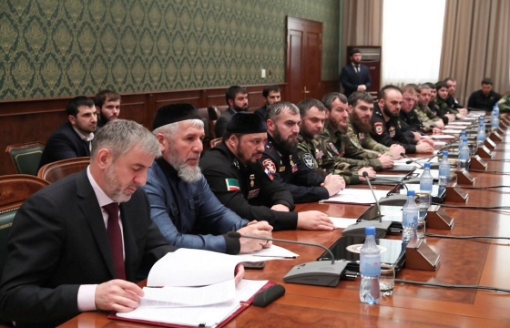 Чеченские чиновники следят за пресс-конференцией Путина