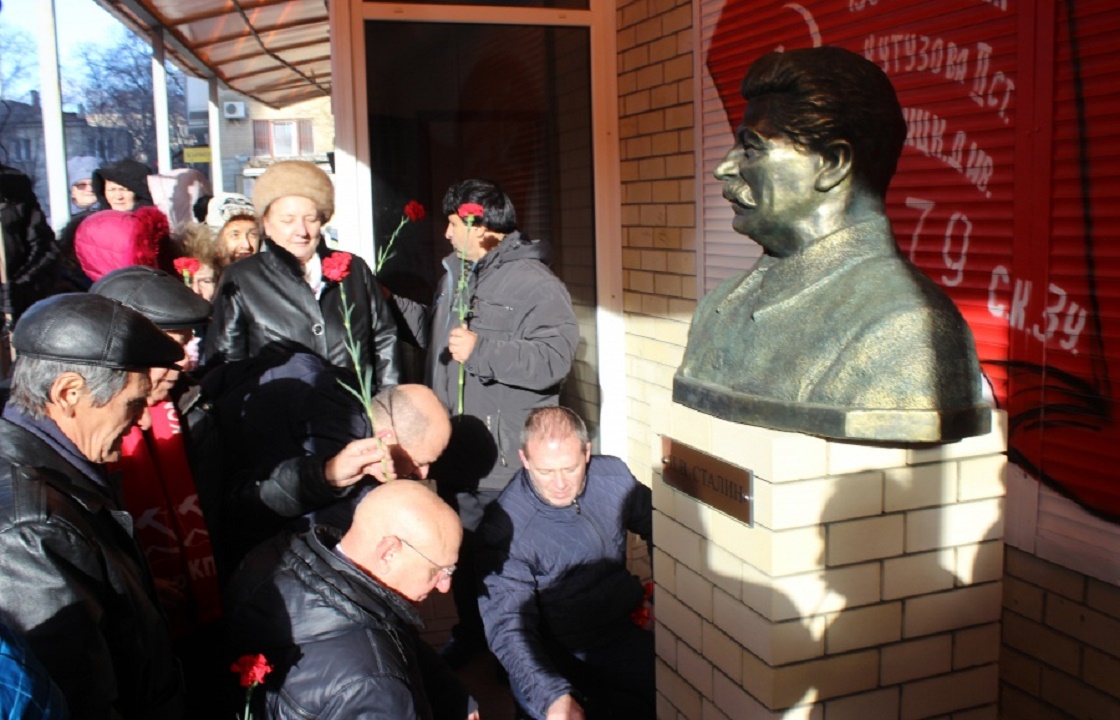 Первый памятник Сталину открыли в Волгограде. Фото
